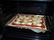 Pizza mit Rucola und Parmaschinken - Rezept