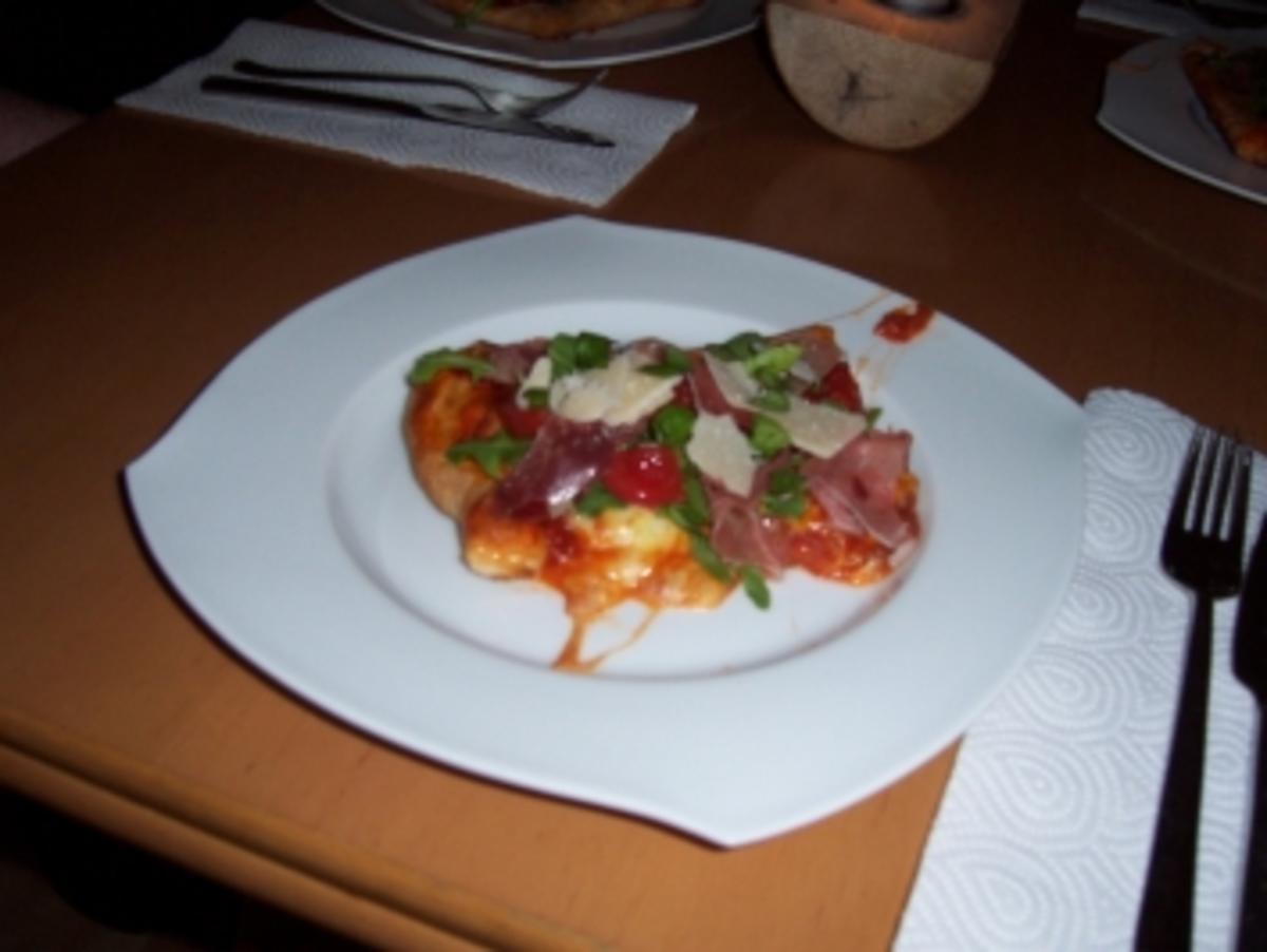Pizza mit Rucola und Parmaschinken - Rezept - Bild Nr. 2
