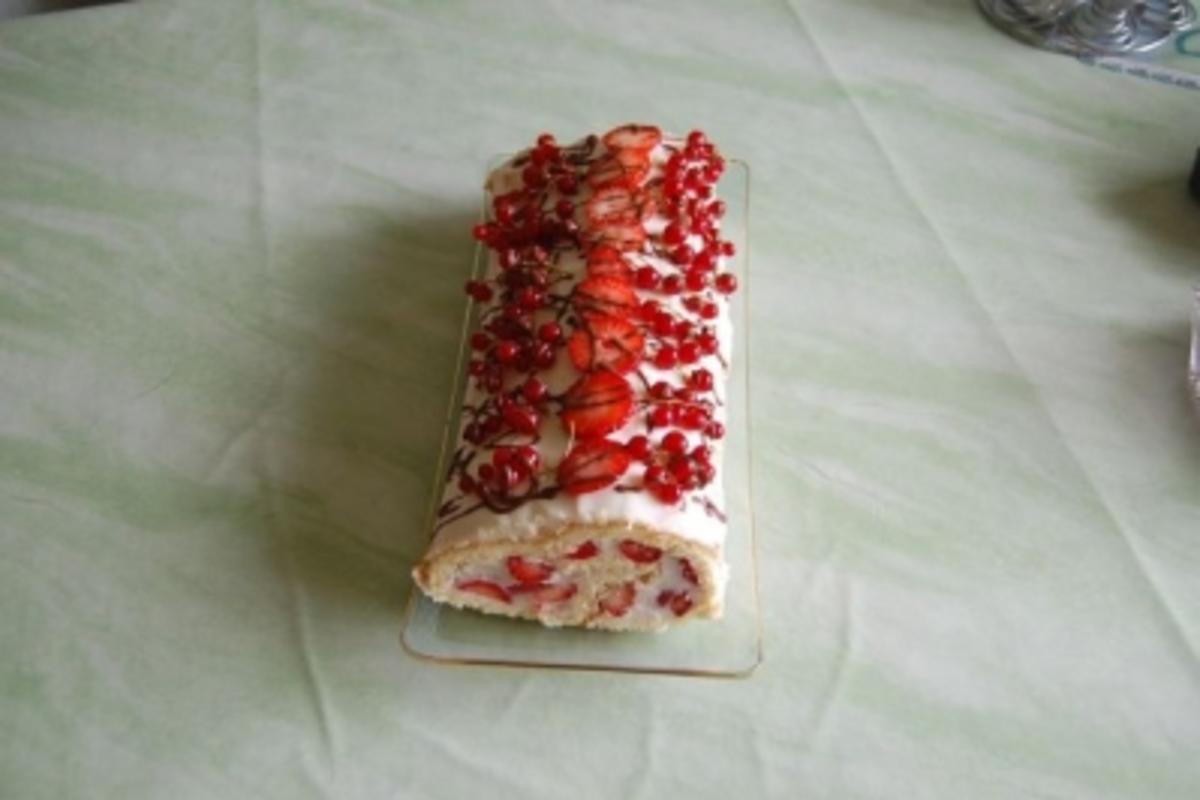 Erdbeer - Buisquit-Rolle - Rezept