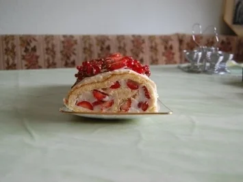 Erdbeer - Buisquit-Rolle - Rezept - Bild Nr. 2