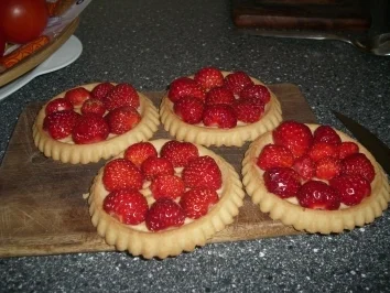 Rezept: Erdbeer-Vanille-Küchlein Bild Nr. 2 Erdbeer-Vanille-Küchlein - Rezept - Bild Nr. 2