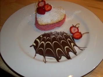 Bisquit-Burger m Erdbeersahne - Rezept