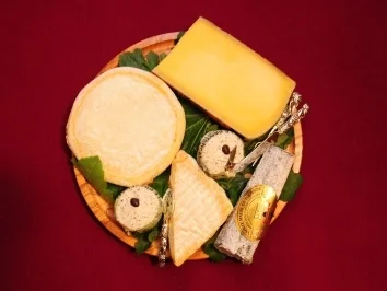 Rezept: Fromages des Régions de France. La tarte „Marlène“ aux renettes parfumée à l’amaretto sur un lit de pétales des roses (Marlène Charell) Fromages des Régions de France. La tarte „Marlène“ aux renettes parfumée à l’amaretto sur un lit de pétales des roses (Marlène Charell) - Rezept