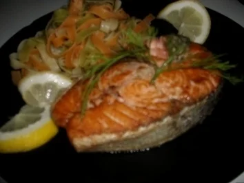 Rezept: Kraüter Lachssteak mit bunten Nudeln Kraüter Lachssteak mit bunten Nudeln - Rezept