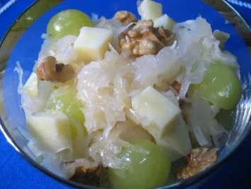 Rezept: Sauerkraut mit Trauben und Käse ... Sauerkraut mit Trauben und Käse ... - Rezept