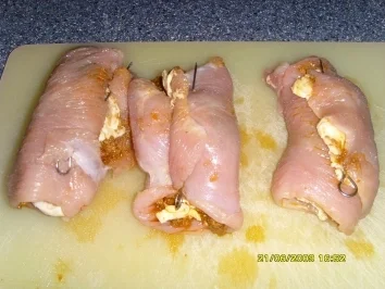 Rezept: Putenroulade gefüllt mit Pesto und Mozarella Bild Nr. 5 Putenroulade gefüllt mit Pesto und Mozarella - Rezept - Bild Nr. 5