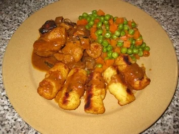 Putengeschnetzeltes mit Kroketten und Gemüse - Rezept