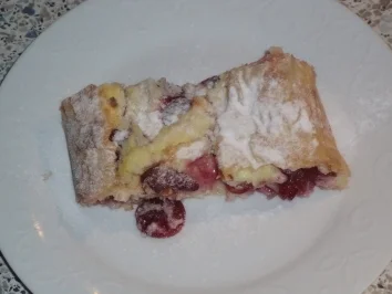 Rezept: Kirsch-Topfen-Strudel mit Kokos Kirsch-Topfen-Strudel mit Kokos - Rezept