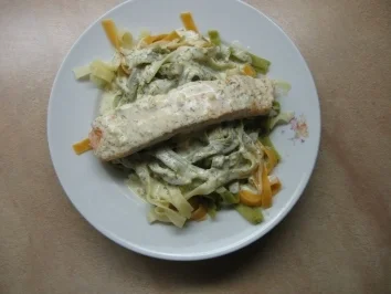 Lachs mit Bandnudeln an Dill-Senf-Soße - Rezept