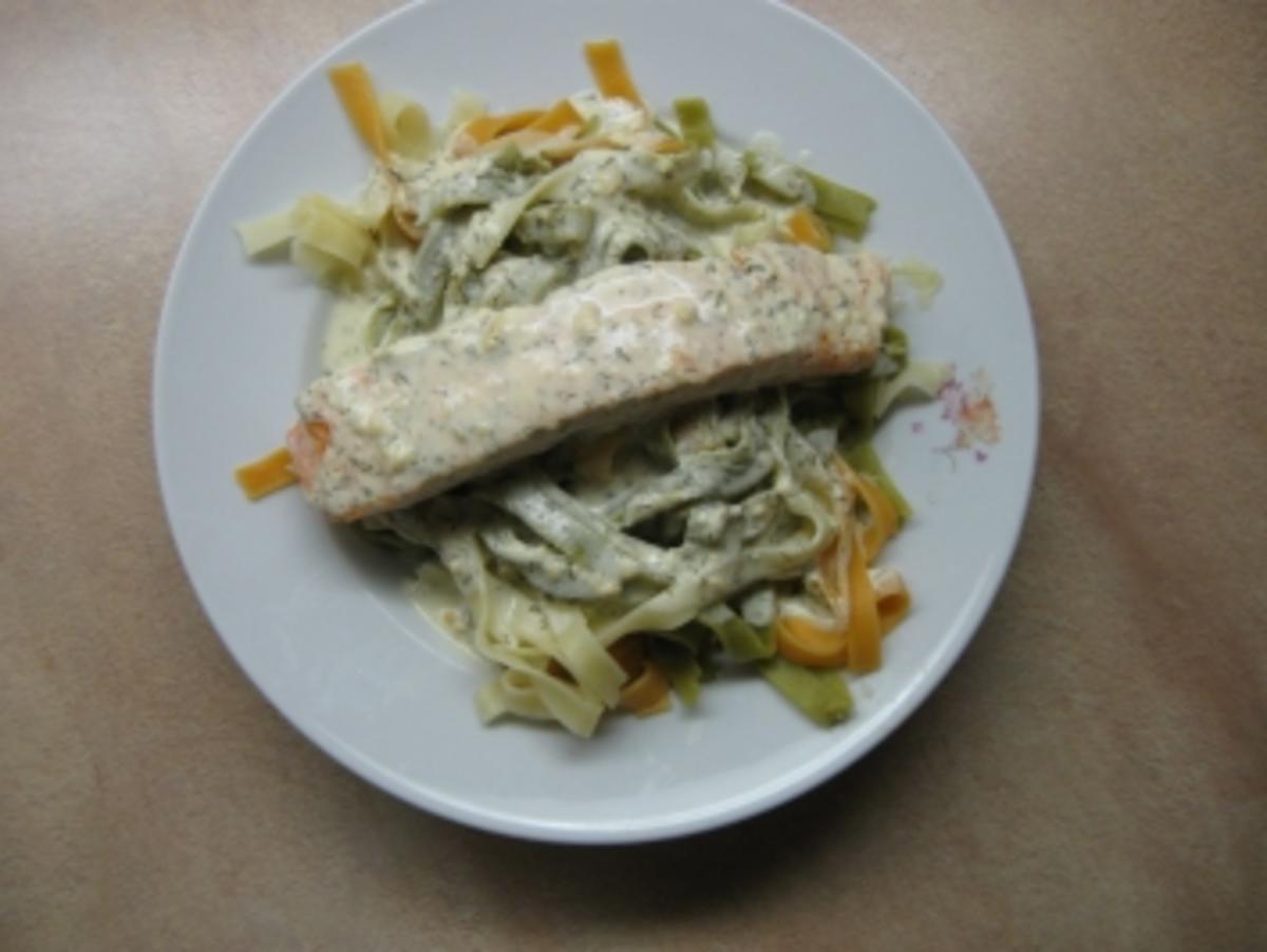 Bilder für Lachs mit Bandnudeln an Dill-Senf-Soße - Rezept