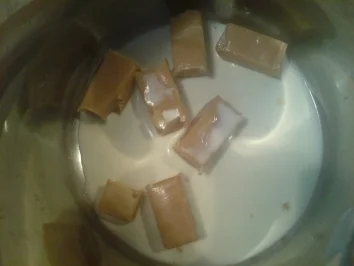 Rezept: Dessertsoße "Schnelle Karamellsoße" Bild Nr. 2 Dessertsoße "Schnelle Karamellsoße" - Rezept - Bild Nr. 2