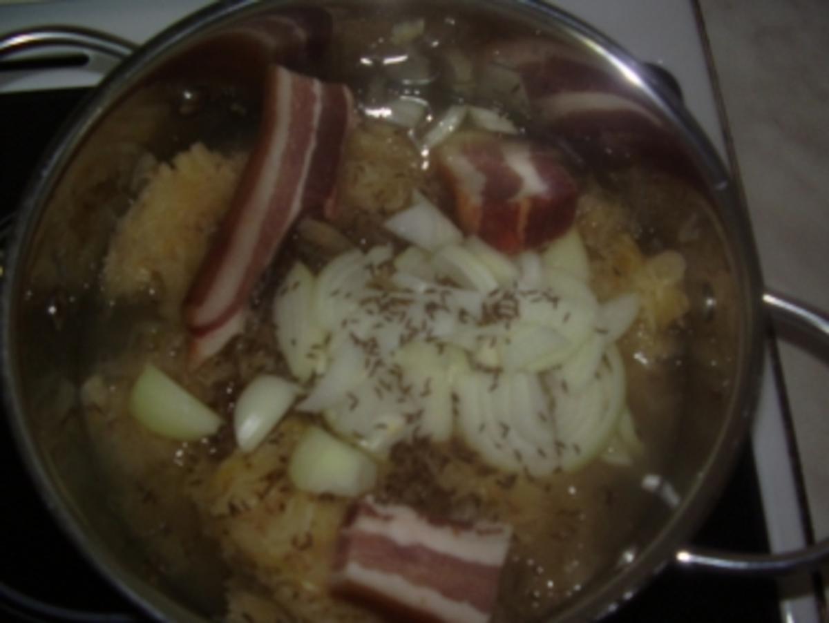 Eisbein mit Sauerkraut - Kartoffeln - Majoransoße - Rezept - Bild Nr. 3