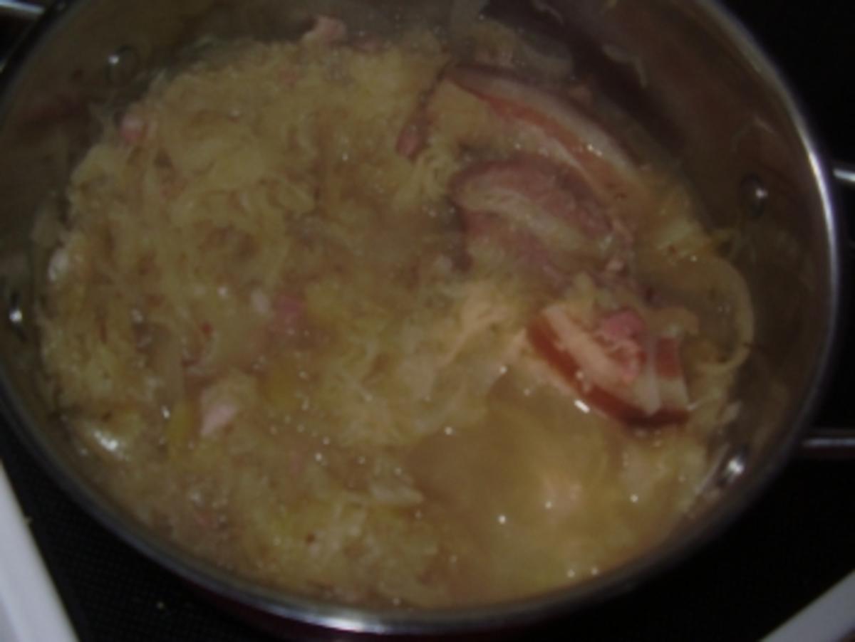 Eisbein mit Sauerkraut - Kartoffeln - Majoransoße - Rezept - Bild Nr. 4