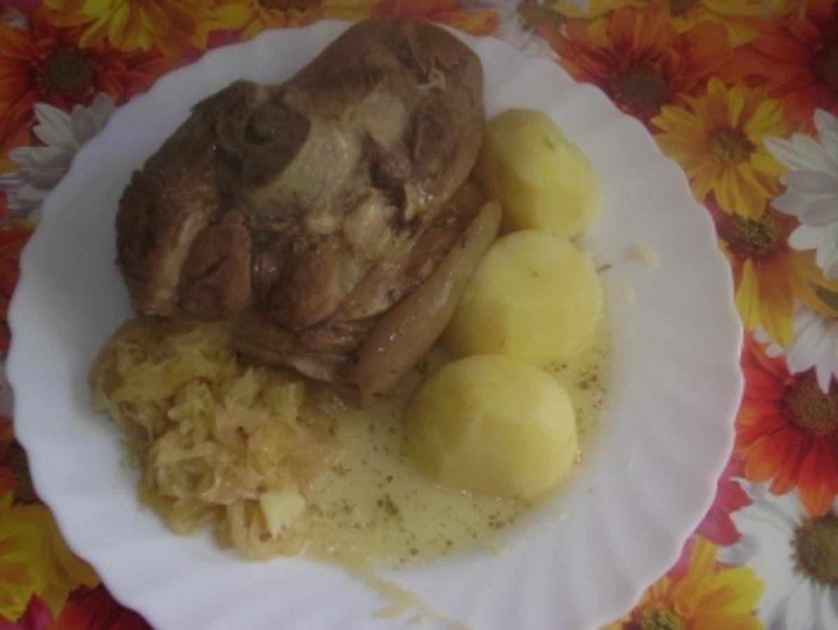 Eisbein mit Sauerkraut - Kartoffeln - Majoransoße - Rezept - kochbar.de