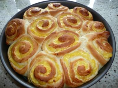 Rosenkuchen mit Vanillepudding - Rezept