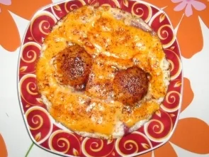 Spiegelei mit Salami und Schmelzkäse - Rezept