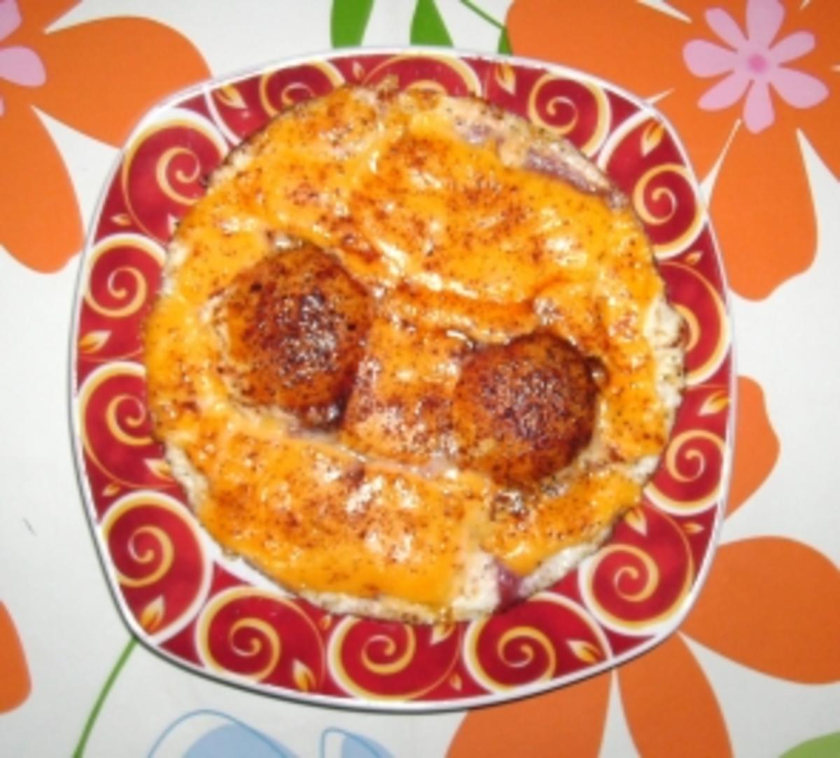 Spiegelei mit Salami und Schmelzkäse - Rezept - kochbar.de