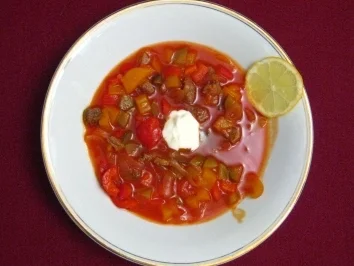 Soljanka mit Zitrone, saurer Sahne und Piroschka - Rezept