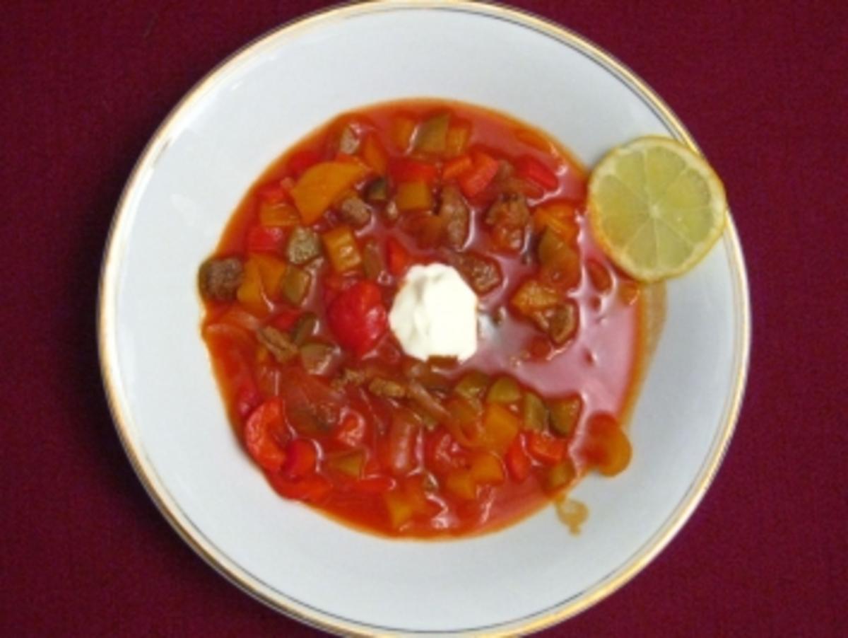 Soljanka mit Zitrone, saurer Sahne und Piroschka - Rezept - kochbar.de