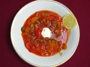 Soljanka mit Zitrone, saurer Sahne und Piroschka - Rezept