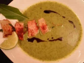 Rucola-Limettensuppe mit Tandoorifischfiletspieß - Rezept
