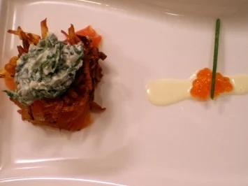 Reibeküchleintürmchen aus Räucherlachs, Spinat und Crème fraîche - Rezept