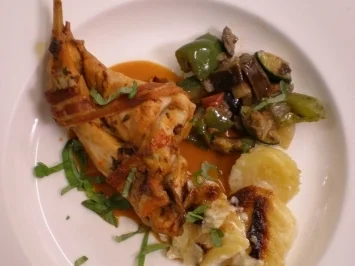 Rezept: Thymiankaninchen mit pikantem Tomatenragout und Kartoffelgratin Thymiankaninchen mit pikantem Tomatenragout und Kartoffelgratin - Rezept