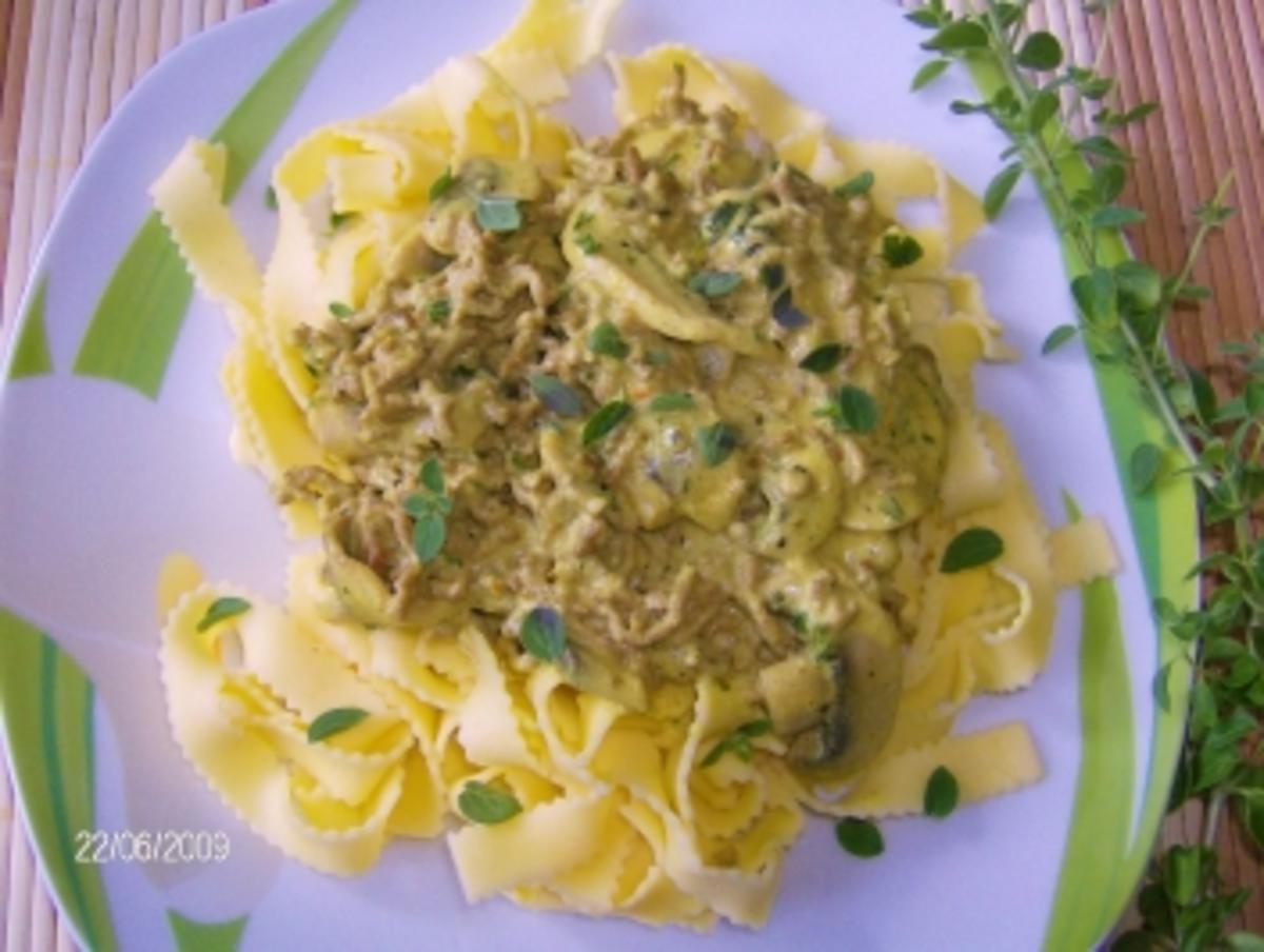 Bandnudeln mit Champignons und Hackleisch vereint in Curry-Rahmsoße ...