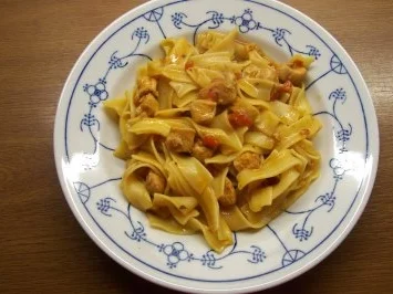 Rezept: Bandnudeln mit Hähnchen und Paprikaragout Bild Nr. 2 Bandnudeln mit Hähnchen und Paprikaragout - Rezept - Bild Nr. 2