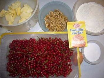 Rezept: Kikis Johannisbeer-Walnusstreusel-Kuchen Bild Nr. 2 Kikis Johannisbeer-Walnusstreusel-Kuchen - Rezept - Bild Nr. 2