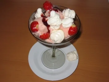 Erdbeereis mit Orangenlikör - Rezept