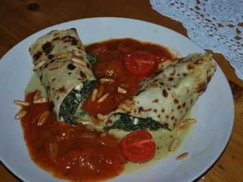 Spinat-Pfannkuchen mit Schafskäse und frischer Tomatensoße - Rezept