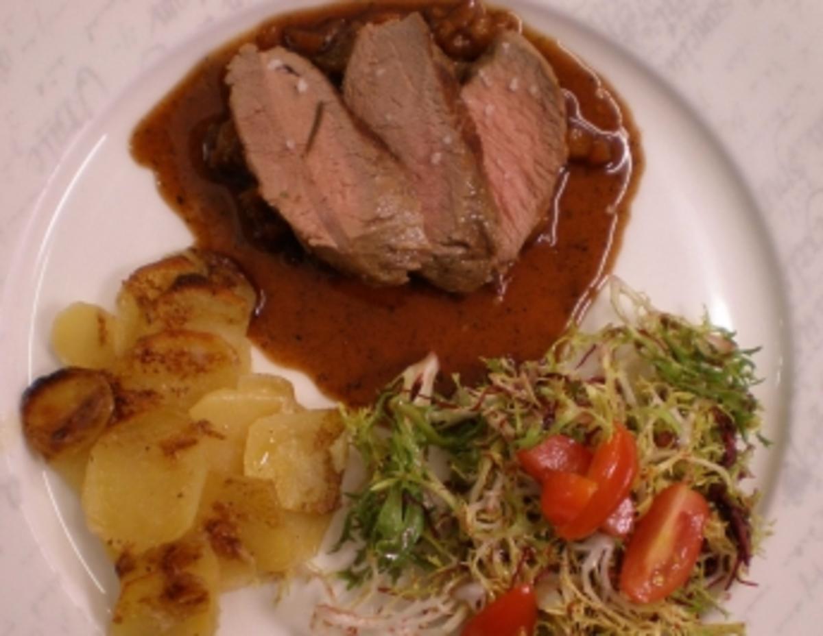 Lammlachse an Rotwein-Honigsoße mit Aprikosen dazu Salat und ...