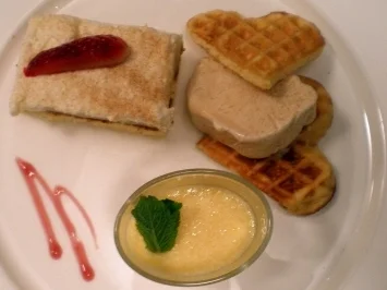 Birnentörtchen mit Zimtparfait und Orangenmousse auf Biskuitwaffel - Rezept