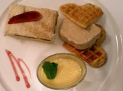 Birnentörtchen mit Zimtparfait und Orangenmousse auf Biskuitwaffel - Rezept