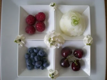 Rezept: Limonen Eis mit Früchtevariationen Limonen Eis mit Früchtevariationen - Rezept