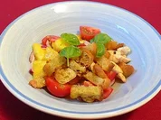 Fruchtiger Ananas-Cocktailtomaten-Ciabatta-Salat mit Poulardenbrüstchen - Rezept