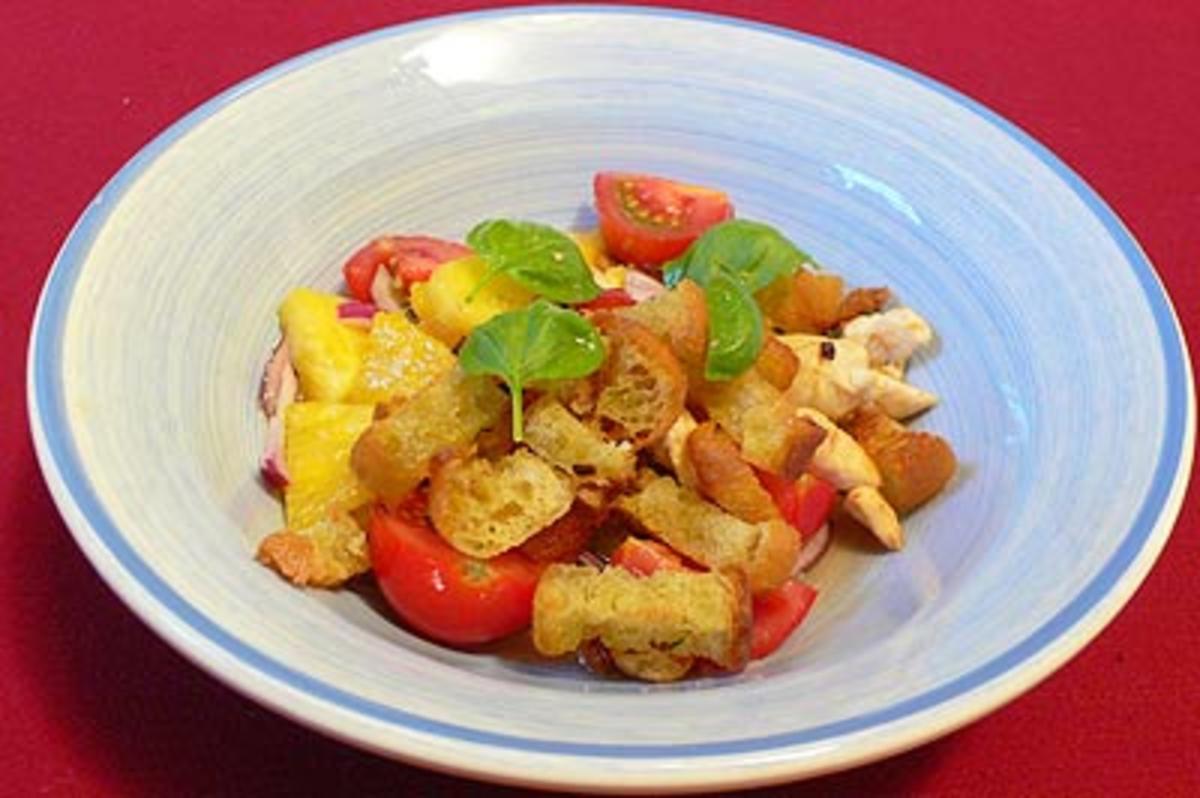 Bilder für Fruchtiger Ananas-Cocktailtomaten-Ciabatta-Salat mit Poulardenbrüstchen - Rezept