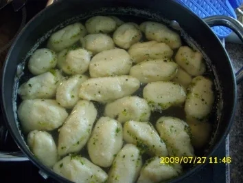 Rezept: Suppe: Grießklößchensuppe Bild Nr. 4 Suppe: Grießklößchensuppe - Rezept - Bild Nr. 4