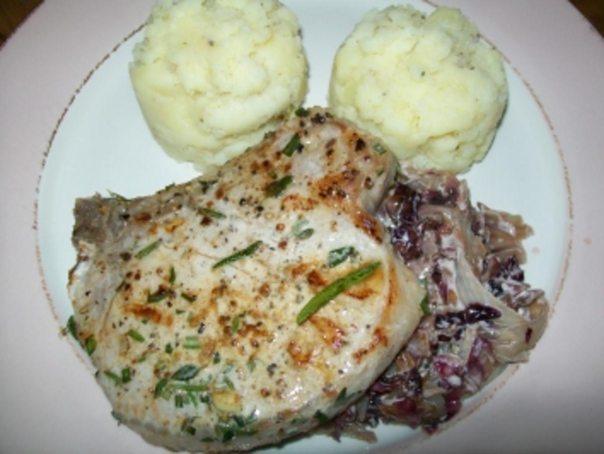 Kräuterkarbonade zu gebratenem Radicchio und Kartoffelstampf - Rezept - Bild Nr. 2