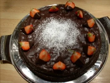 Schokoladentorte mit Erdbeerpüree - Rezept