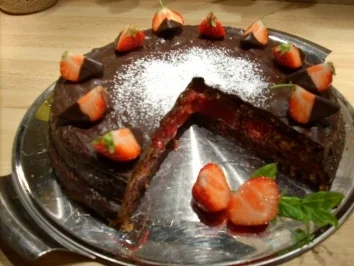 Schokoladentorte mit Erdbeerpüree - Rezept - Bild Nr. 2