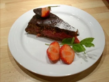 Schokoladentorte mit Erdbeerpüree - Rezept - Bild Nr. 3