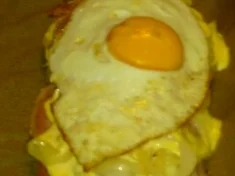 Spargeltoast mit Röstzwiebeln und Spiegelei - Rezept