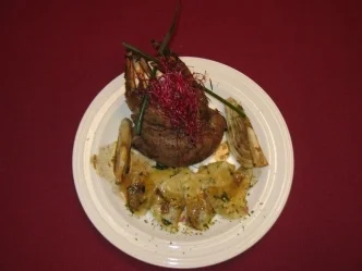 Rezept: Lammkrone mit geschmortem Fenchel und Basilikum-Pecorino-Ravioli Lammkrone mit geschmortem Fenchel und Basilikum-Pecorino-Ravioli - Rezept