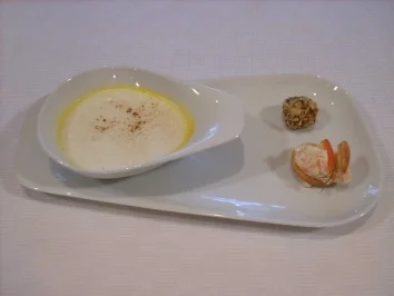 Carottes au lait mit Lachsplätzchen und Forellentrüffel - Rezept