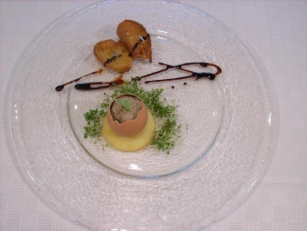 Geflügellebermousse in Eierschale auf frischem Kressebeet - Rezept