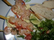 Scampispieße mit Limettenbutter und grünem Salat - Rezept