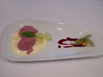 Creme von schwarzen Johannisbeeren auf Limonenschaum - Rezept