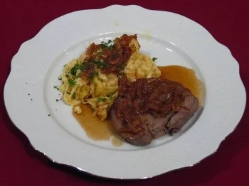 Rezept: Zwiebelrostbraten mit Käsespätzle Zwiebelrostbraten mit Käsespätzle - Rezept
